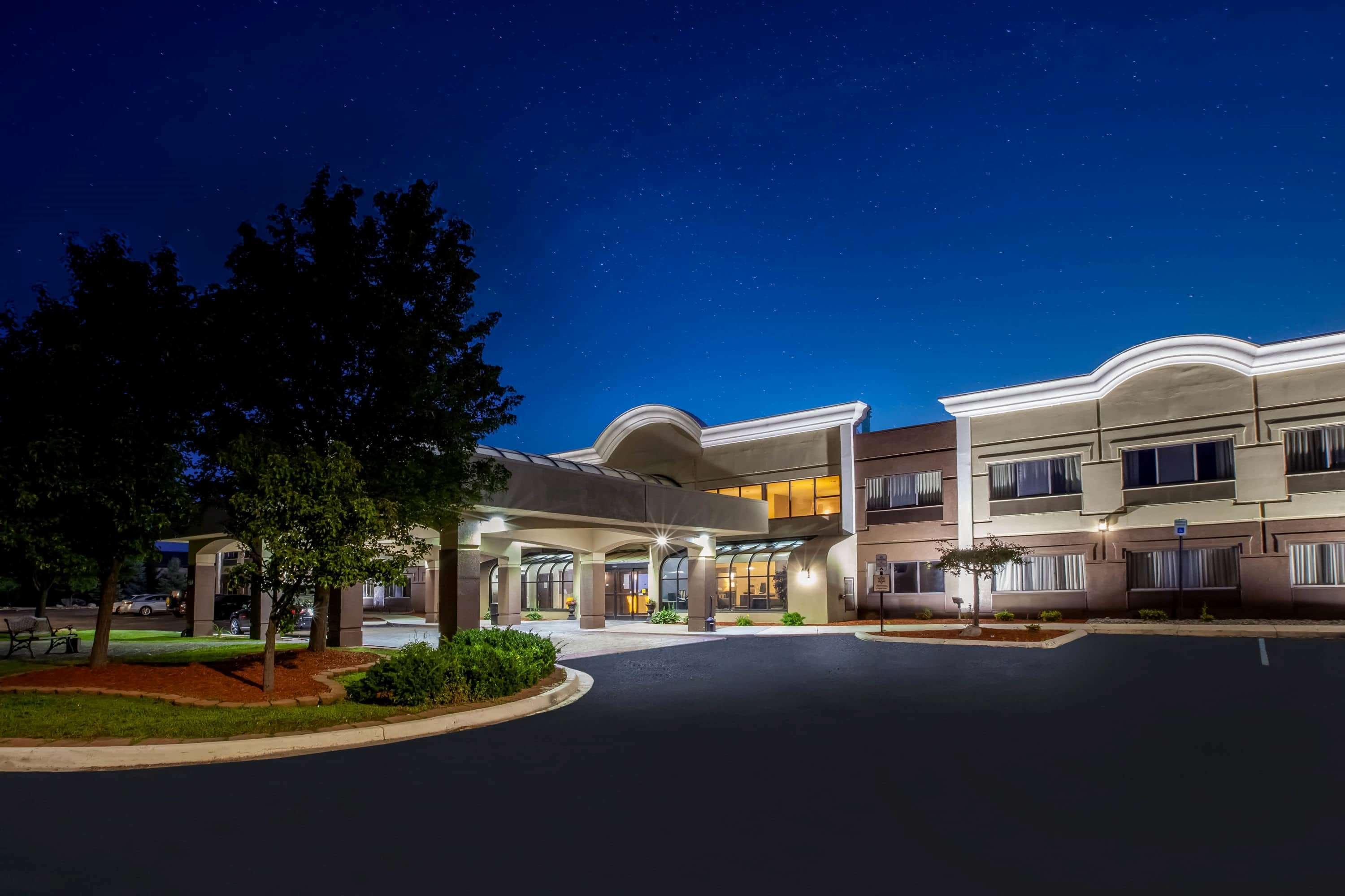 Days Inn & Suites By Wyndham Rochester Hills Mi Exterior photo