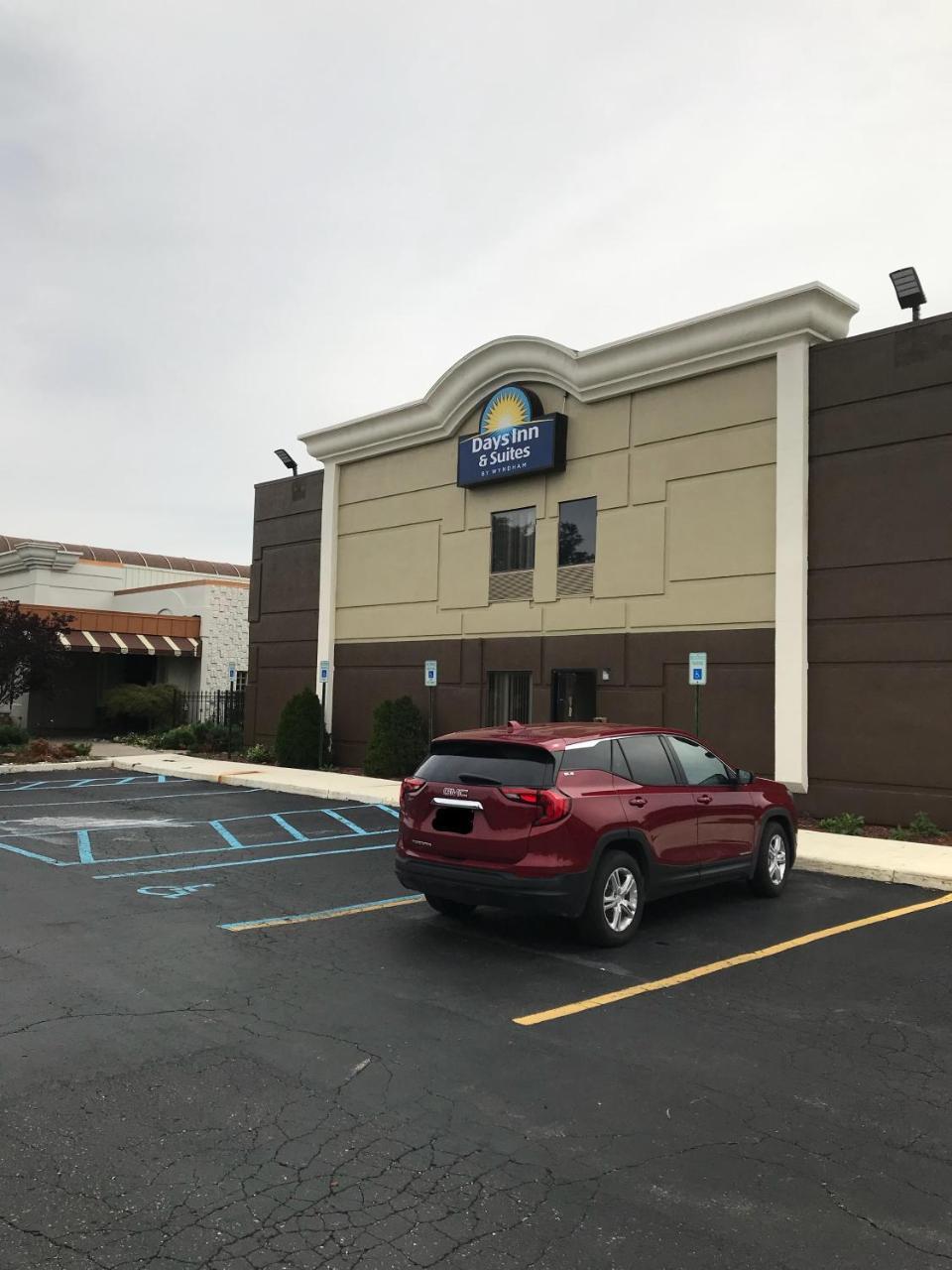 Days Inn & Suites By Wyndham Rochester Hills Mi Exterior photo